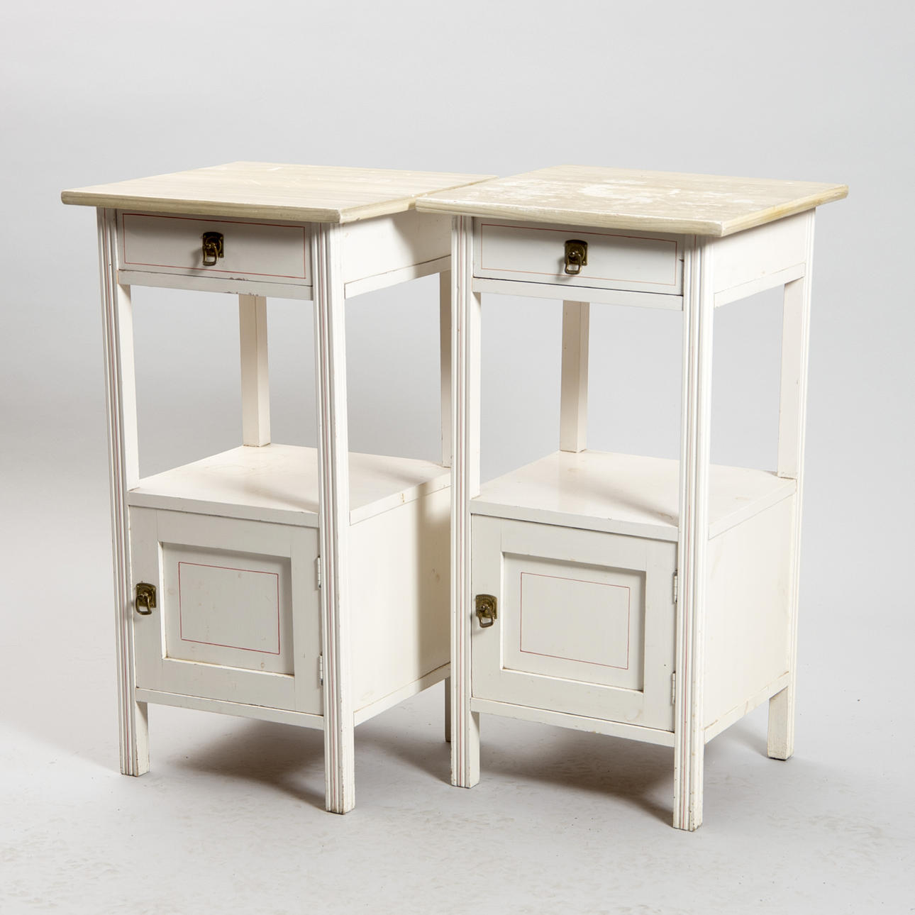 SÄNGBORD, 1 par, vitmålade, tidigt 1900-tal.