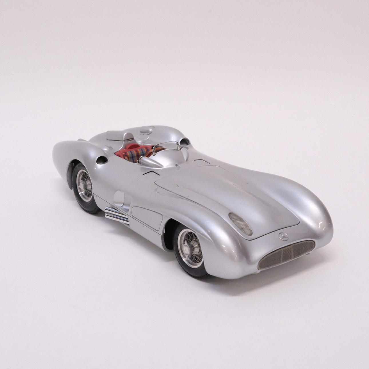 CMC. MODEL CAR, MERCEDES-BENZ. SCALE 1:18. Toys - Model cars