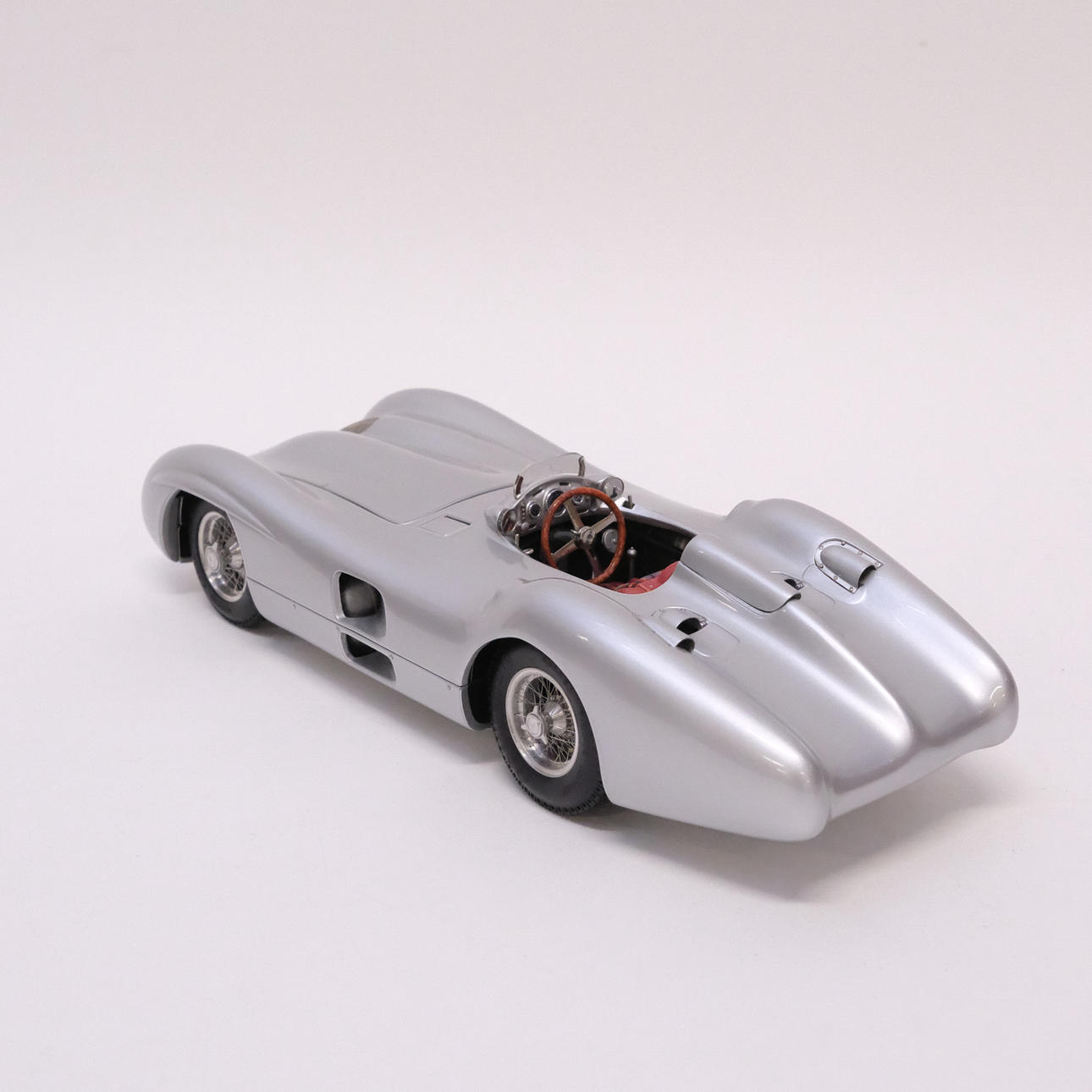 CMC. MODEL CAR, MERCEDES-BENZ. SCALE 1:18. Toys - Model cars