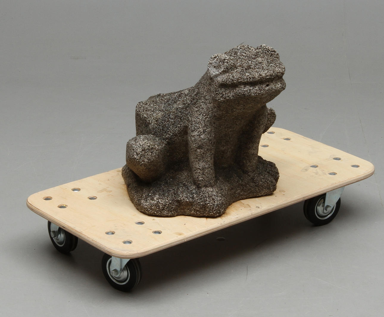 TRÄDGÅRDSSKULPTUR/FONTÄN i form av groda, konststen.