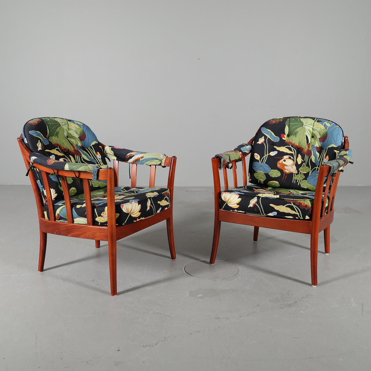 FÅTÖLJER, ett par, Bröderna Andersson, klädd i "Nympheus" GP & J Baker, sent 1900-tal.