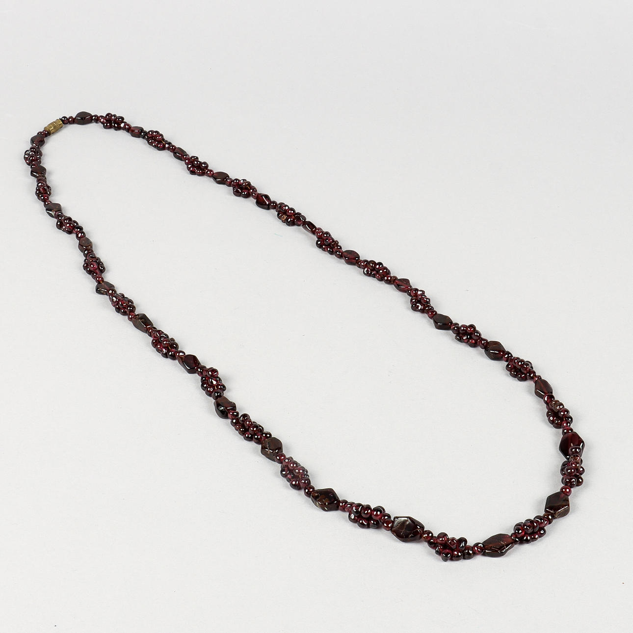 COLLIER trumlade granater i kluster.