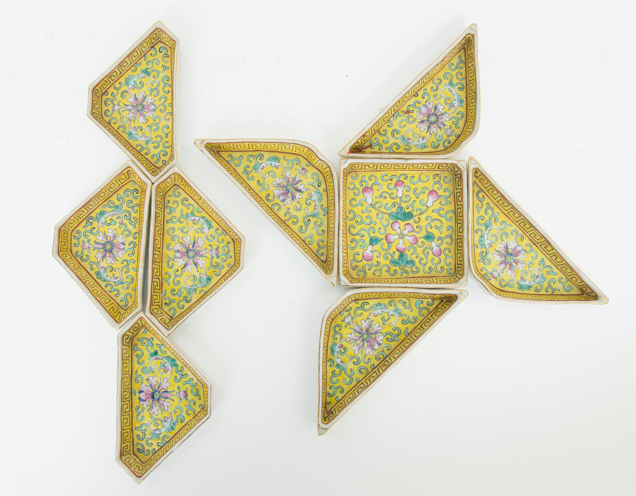 MULTI-PIECE PORSLIN SKÅL SET med slingrande och blommönster.