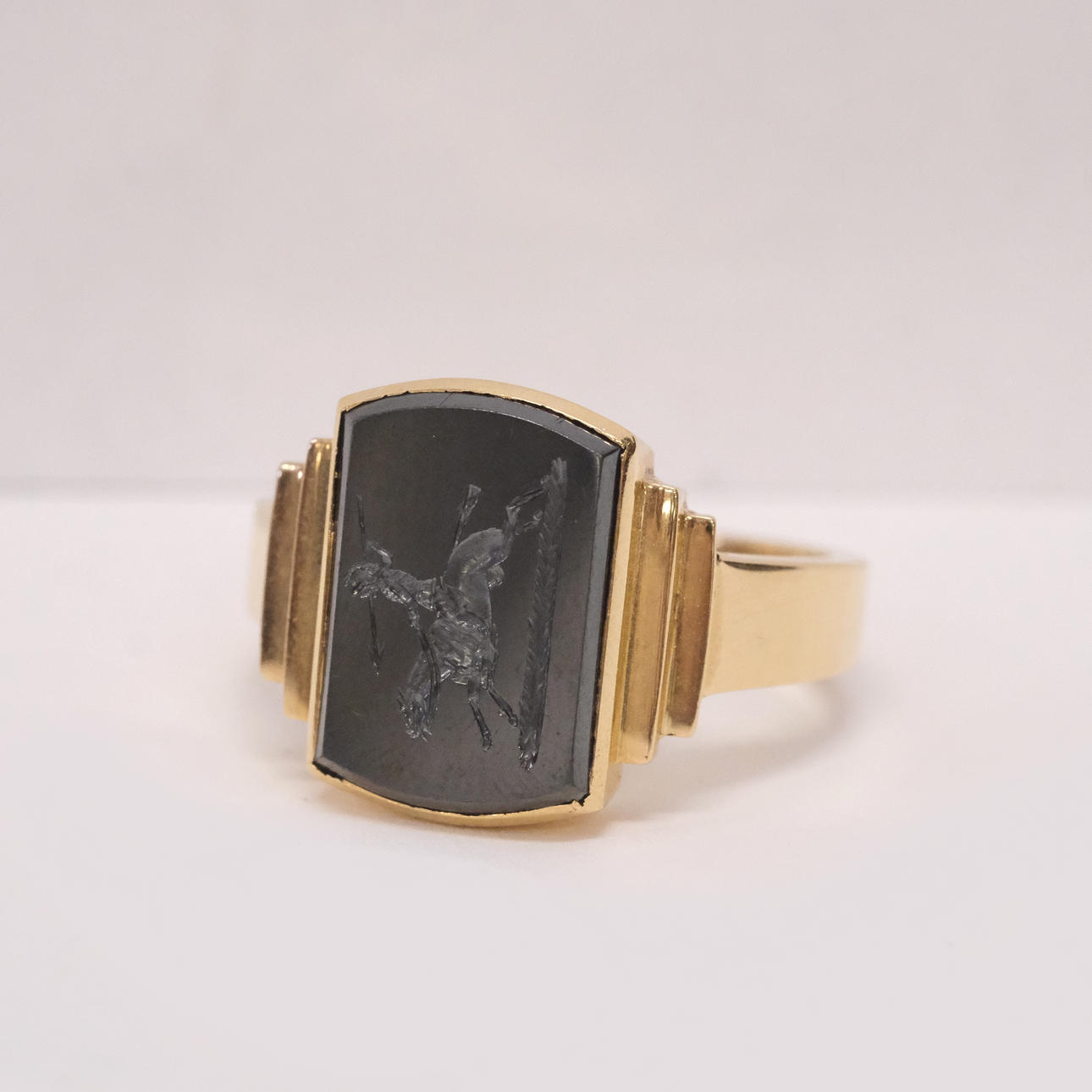 RING MED HEMATIT, 18K GULD.