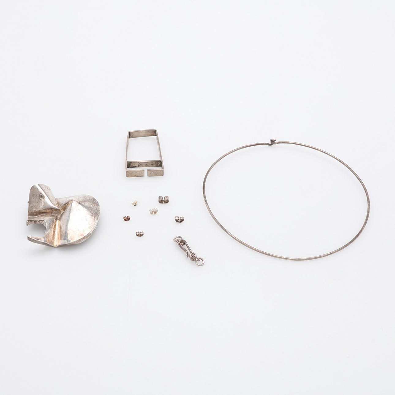 SMYCKEN SAMT DELAR AV, SILVER, TOTAL VIKT CA 64 GRAM.