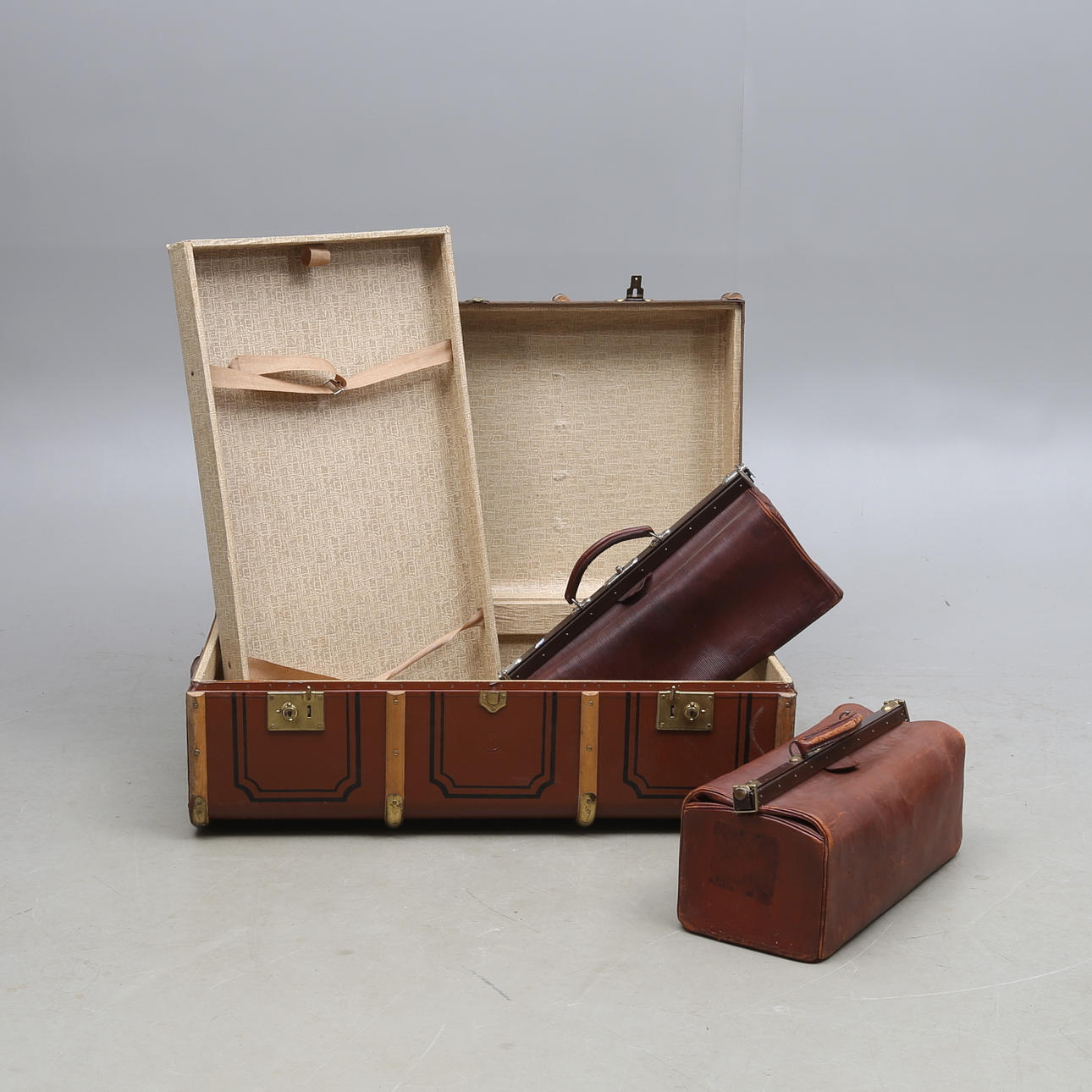 KOFFERT, samt DOKTORSVÄSKOR, 2 st, 1900-tal.