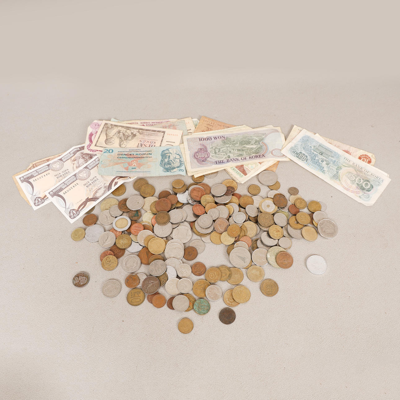 MIXED WORLD COINS AND BANKNOTES (QTY).