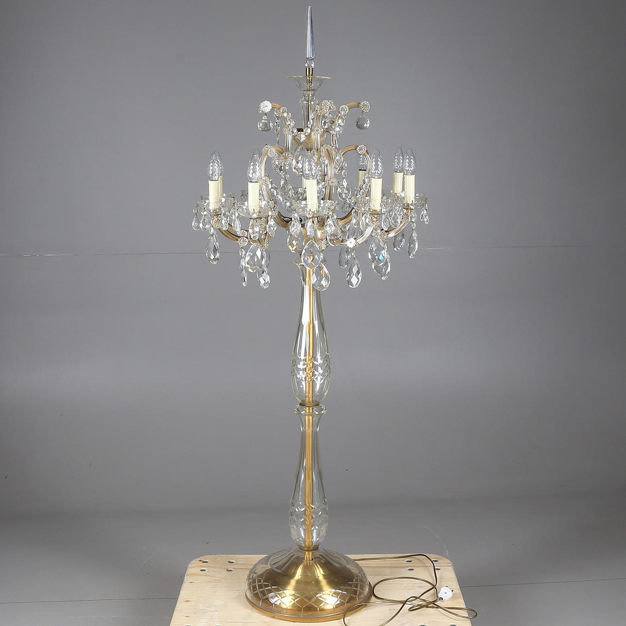 GOLVLAMPA, stomme i mässing, glas/prismor, 10 ljuspunkter, 1900-tal.