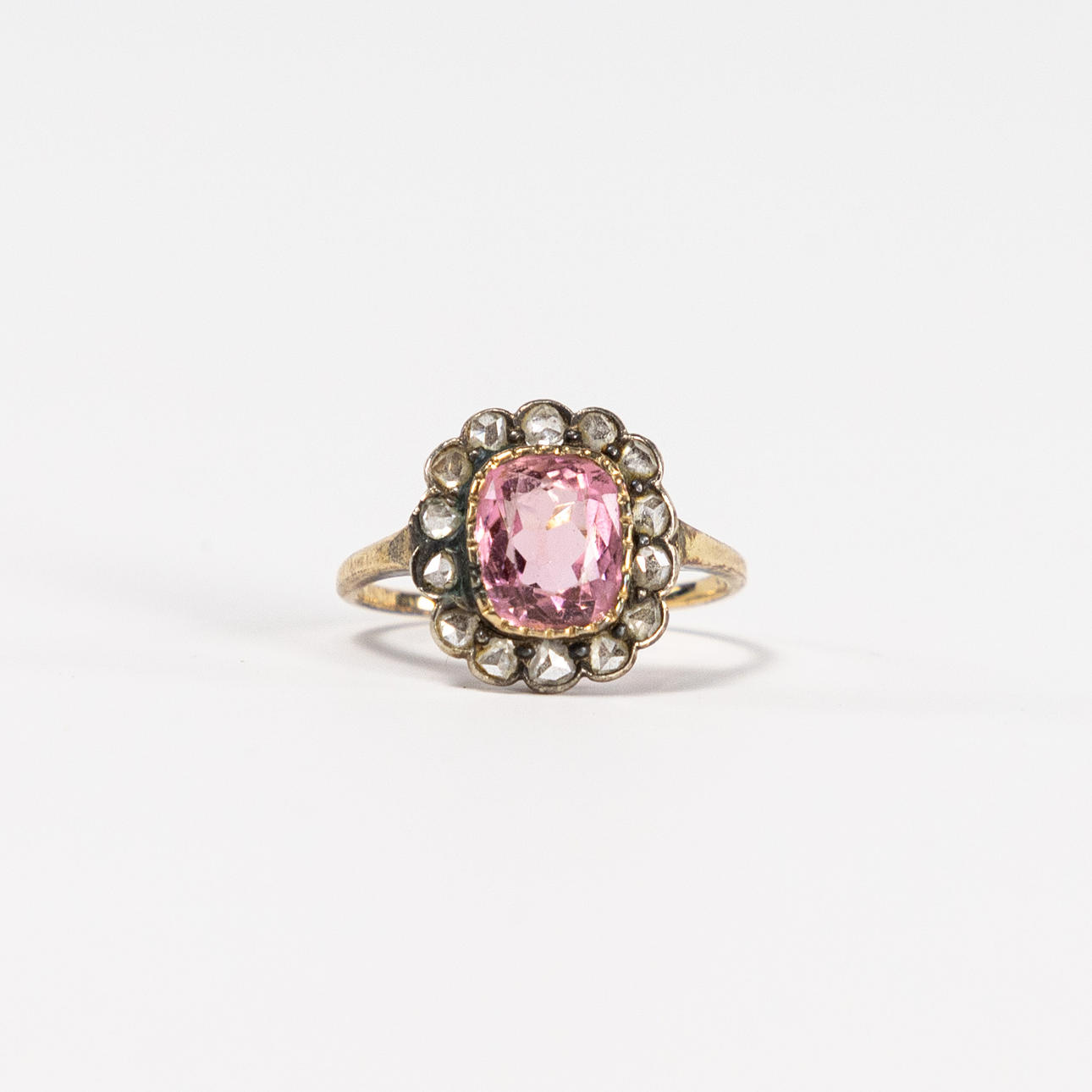 RING, 14k guld, rosa sten med diamantkrans.