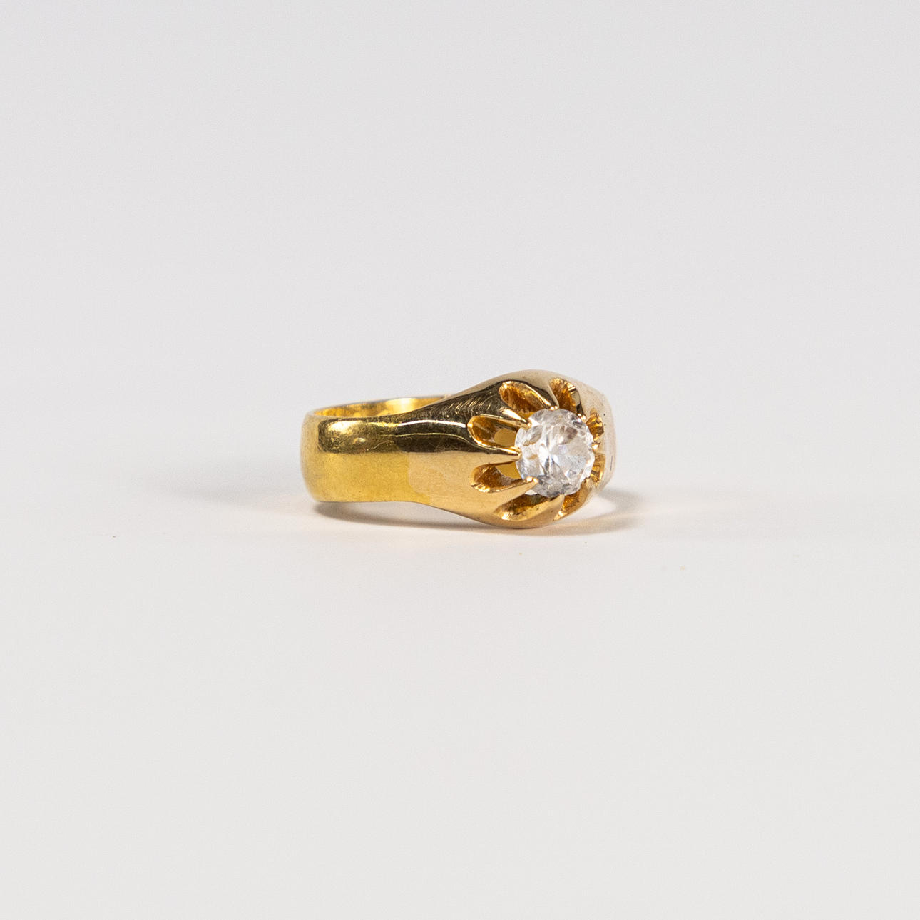RING, 23k guld, med vit sten, 1800-tal.