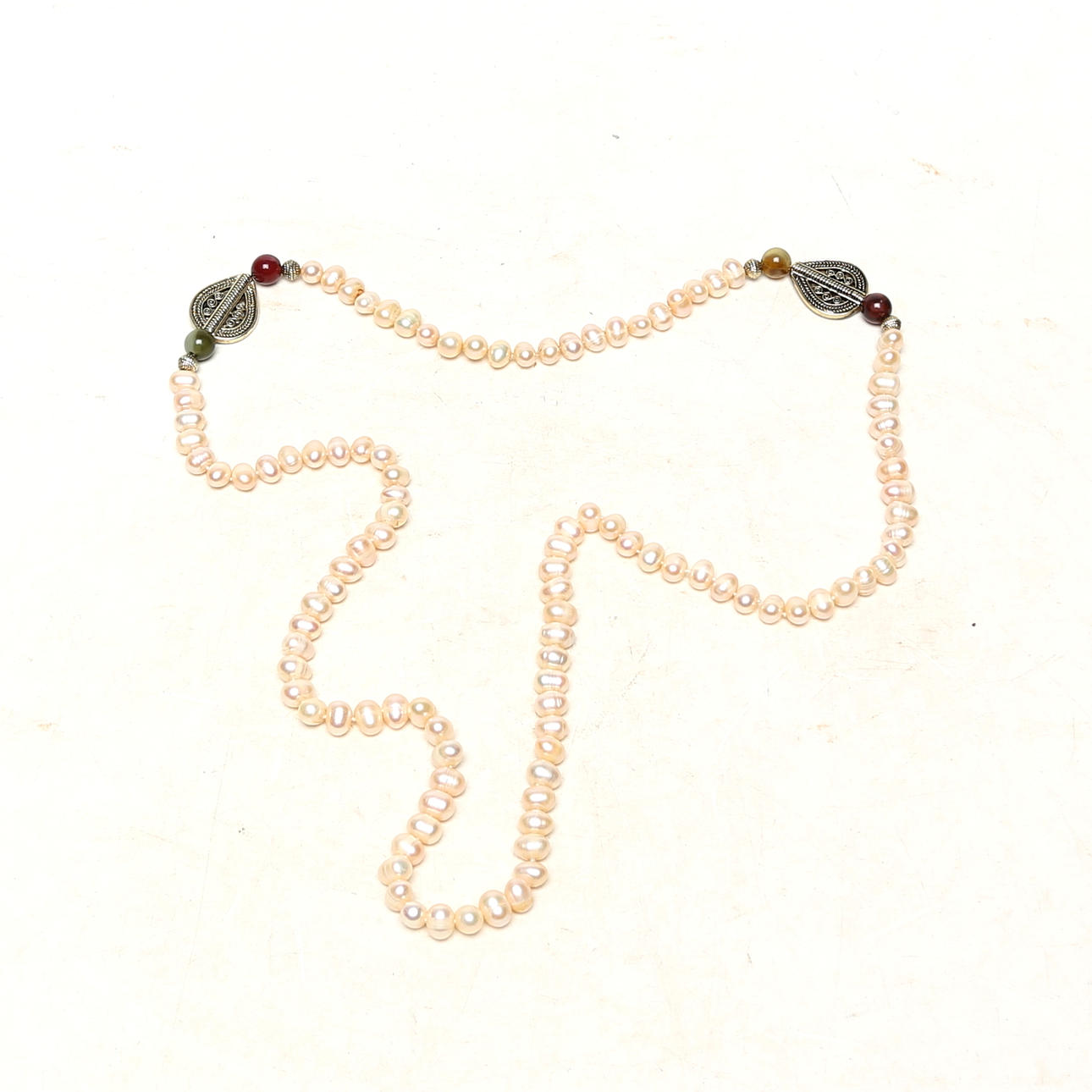 HALSBAND, odlade pärlor, inköpt i Kina.