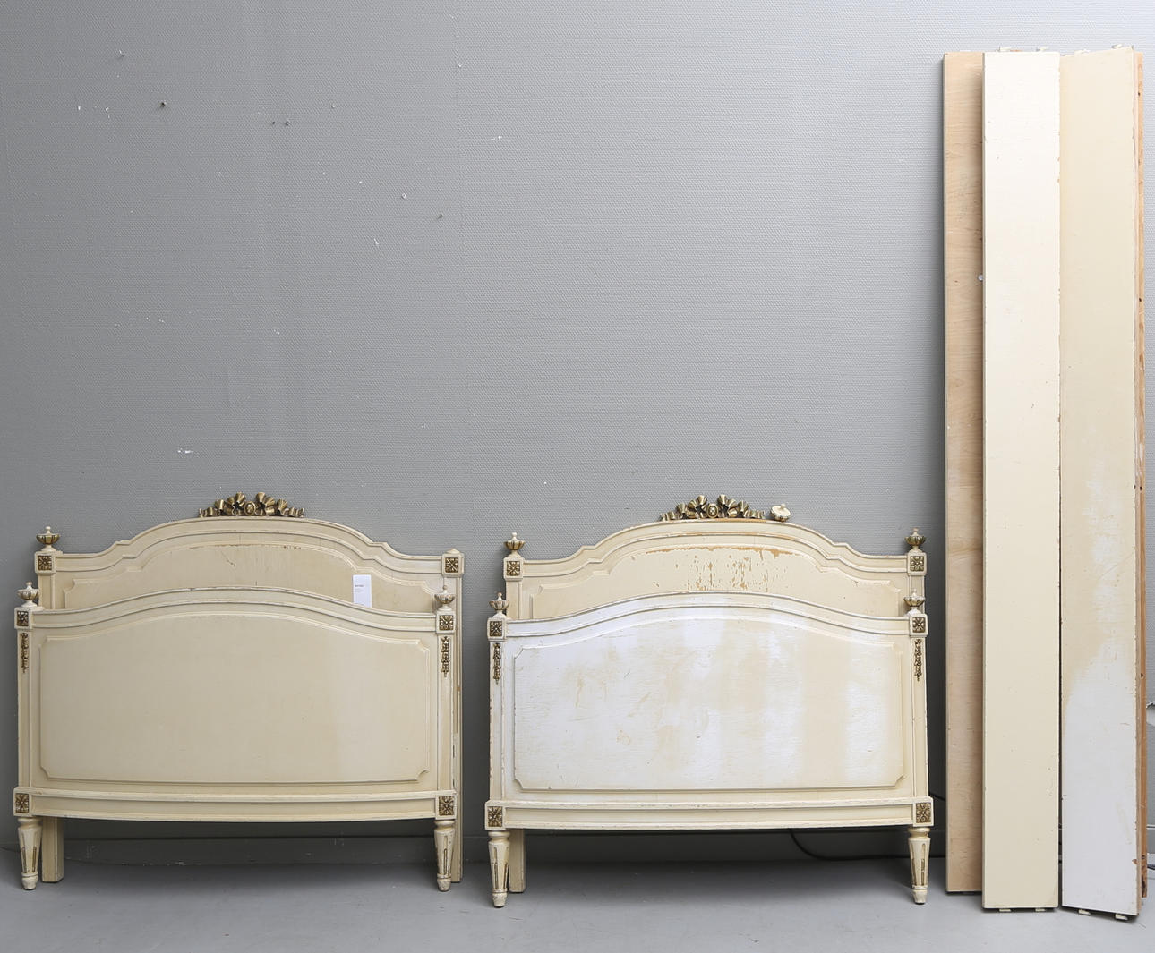 SÄNGAR, ett par, gustaviansk stil, 1900-tal.