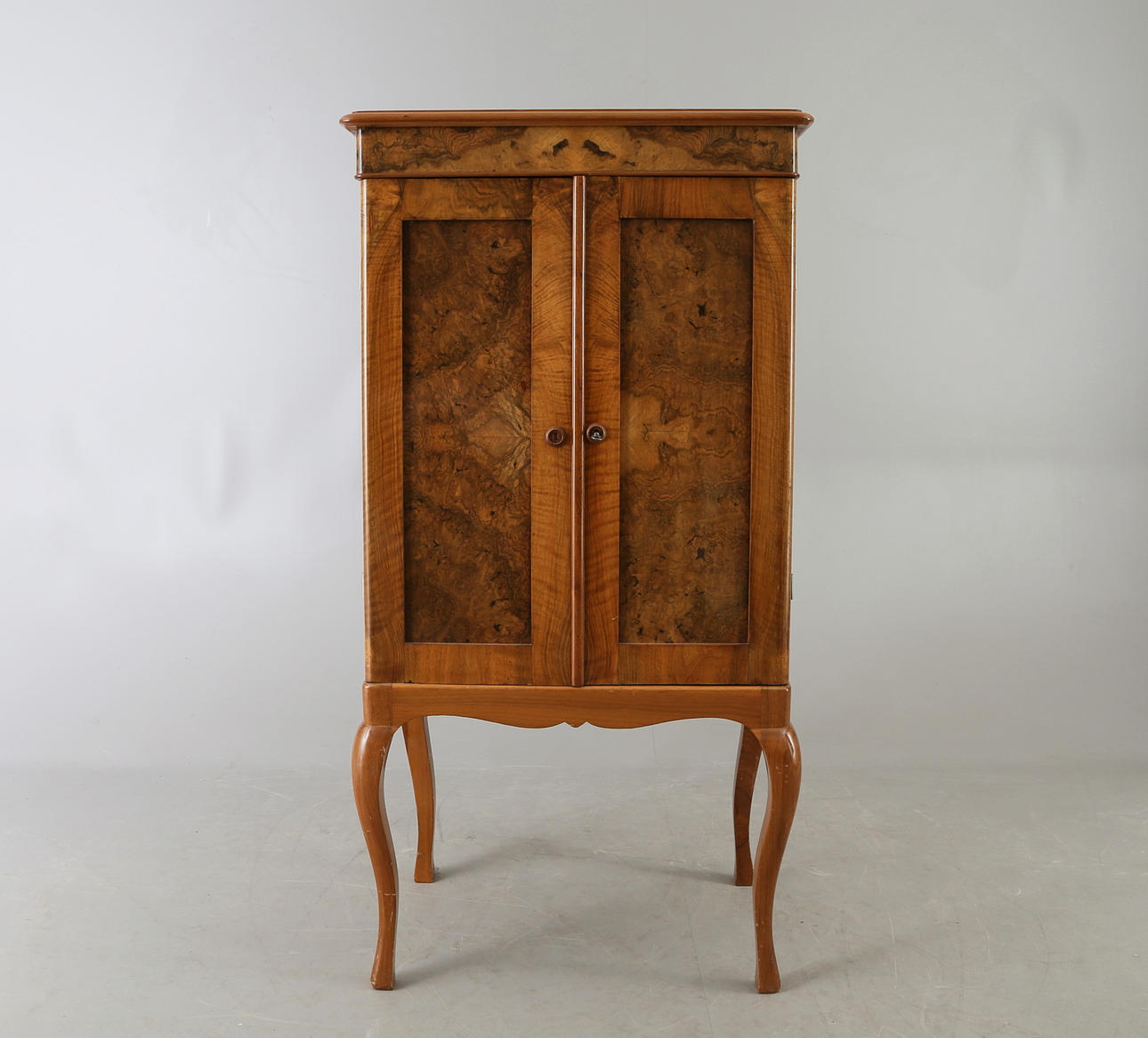 KABINETTSKÅP, rokokostil, valnöt, 18/1900-tal.