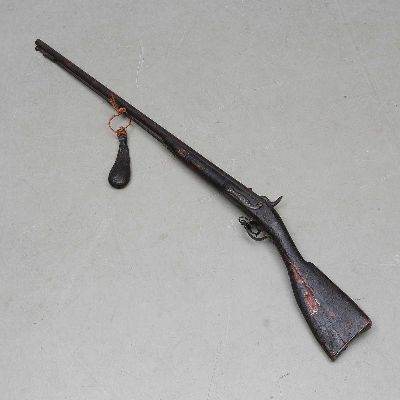 JAKTBÖSSA, armévapen, omarbetat från flintlås.