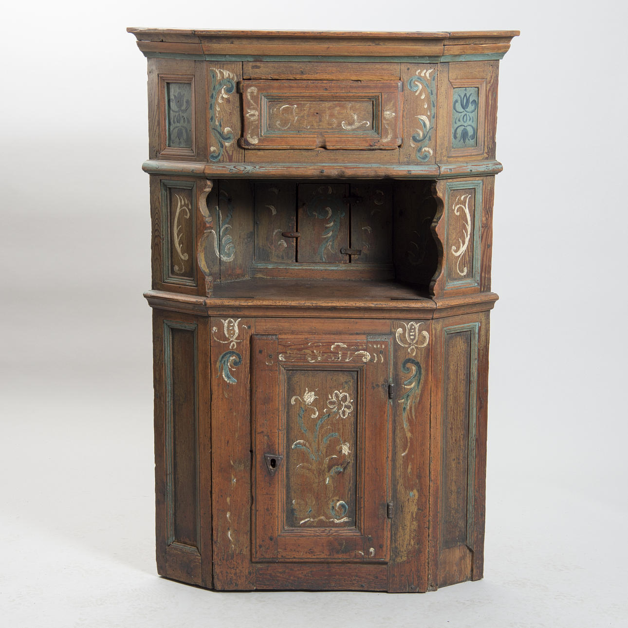 HÖRNSKÅP, allmogemålat, 1700-tal.