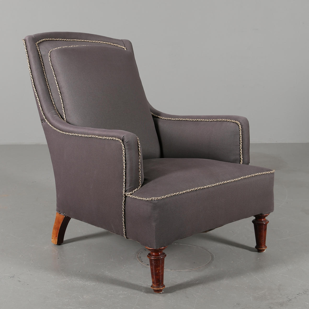 FÅTÖLJ, grå tygklädsel, omklädd, 1900-tal.