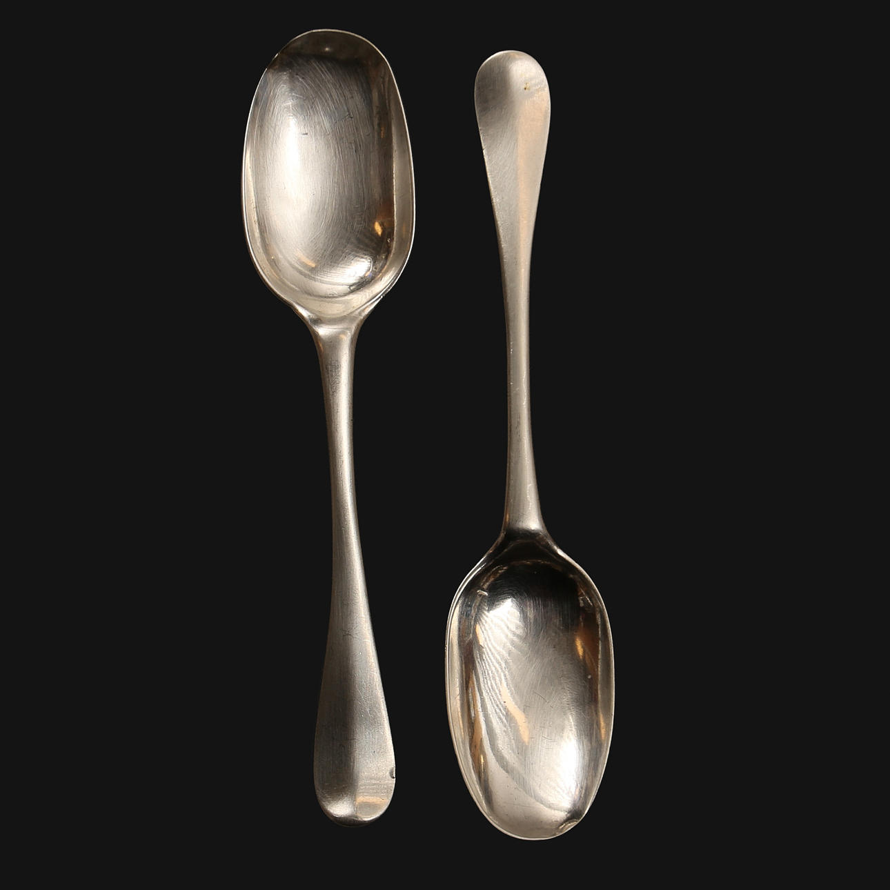 HANDSMIDDA MATSKEDAR, silver, tidigt 1700- tal, ett par.