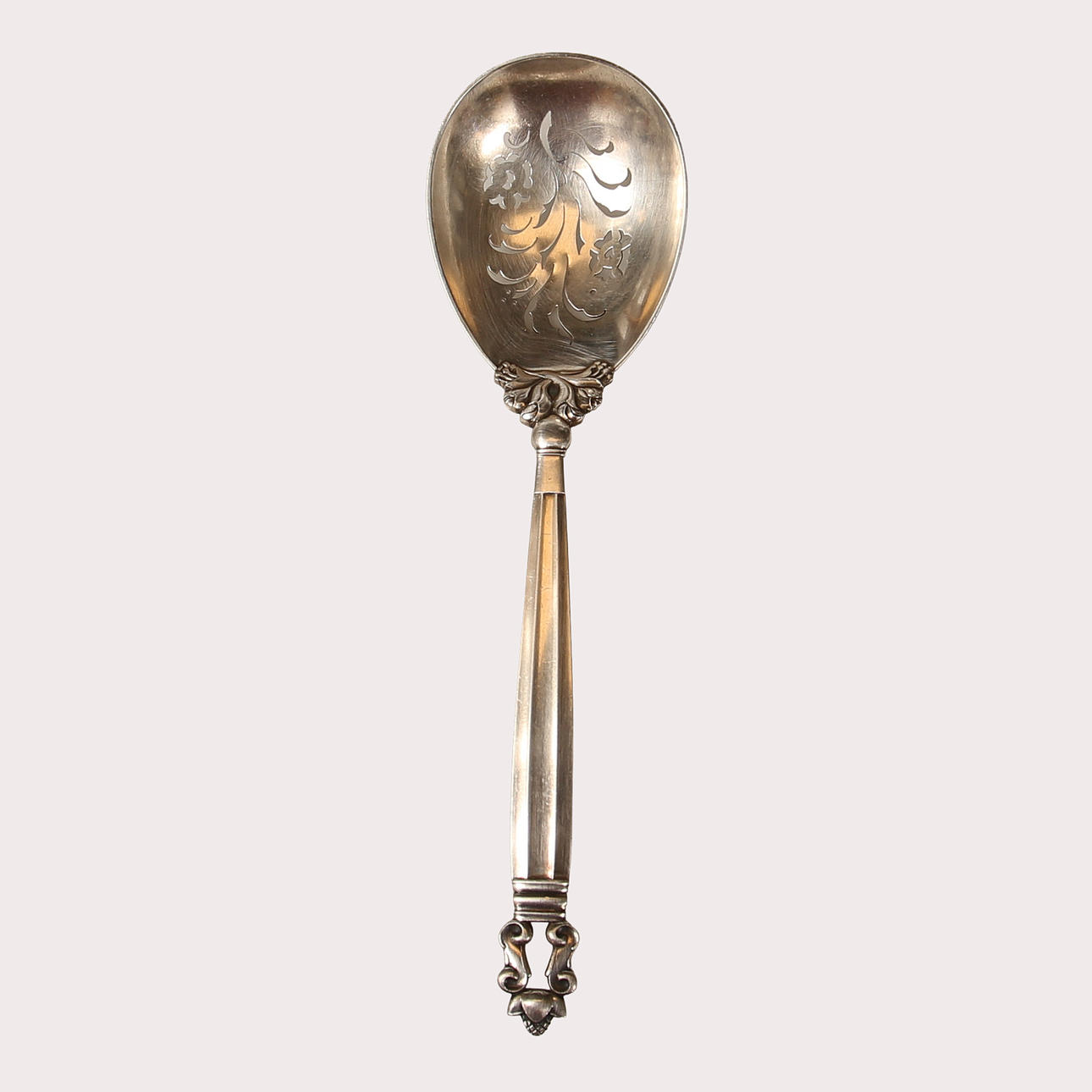 GEORG JENSEN. STRÖSOCKERSKED, Sterlingsilver, modell Konge/Acorn, design Johan Rodhe, Danmark.