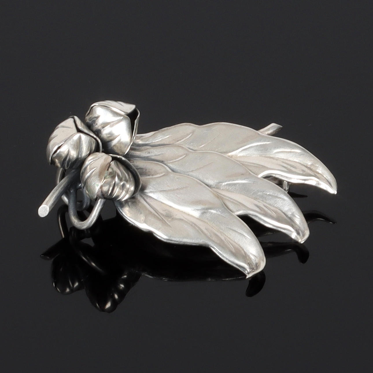 BROSCH, silver, bladdekor, U P A Pinco Förening , Stockholm. 1956.