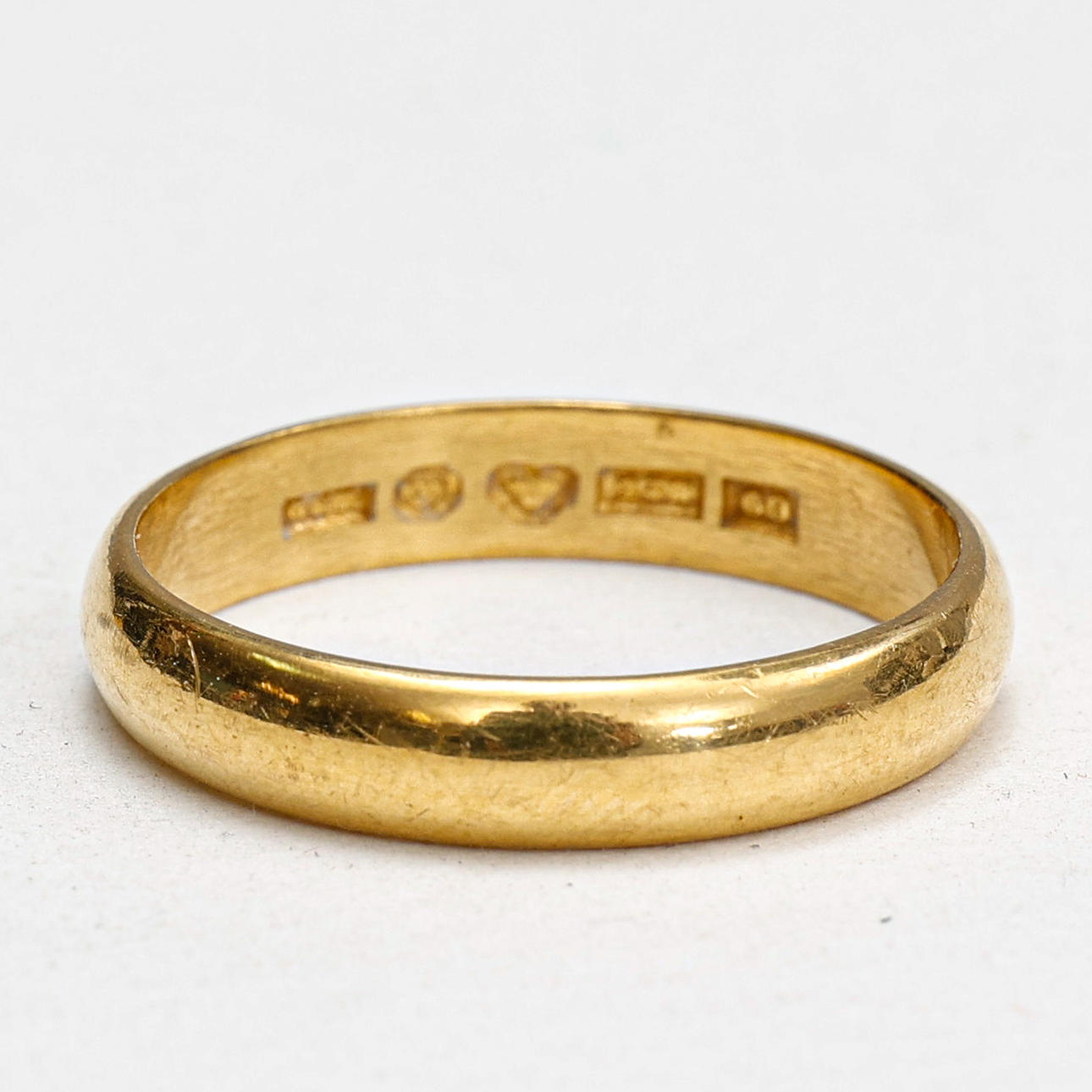 RING, 23 karat guld, vikt ca 10,1 gram.