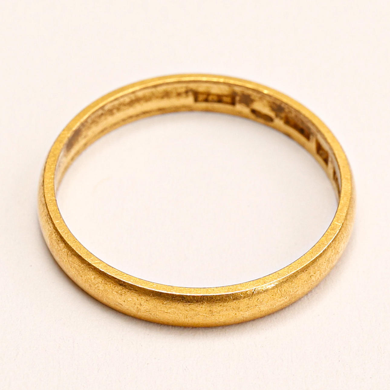 RING, 23 karat guld, vikt ca 3,5 gram.