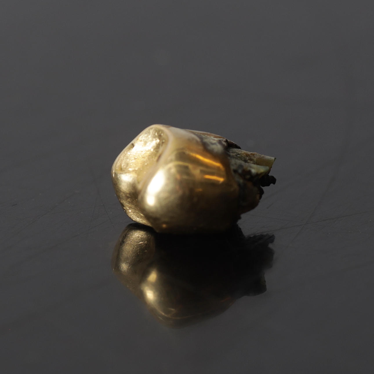 TANDGULD, orensat. Totalvikt ca 2,6 gram.