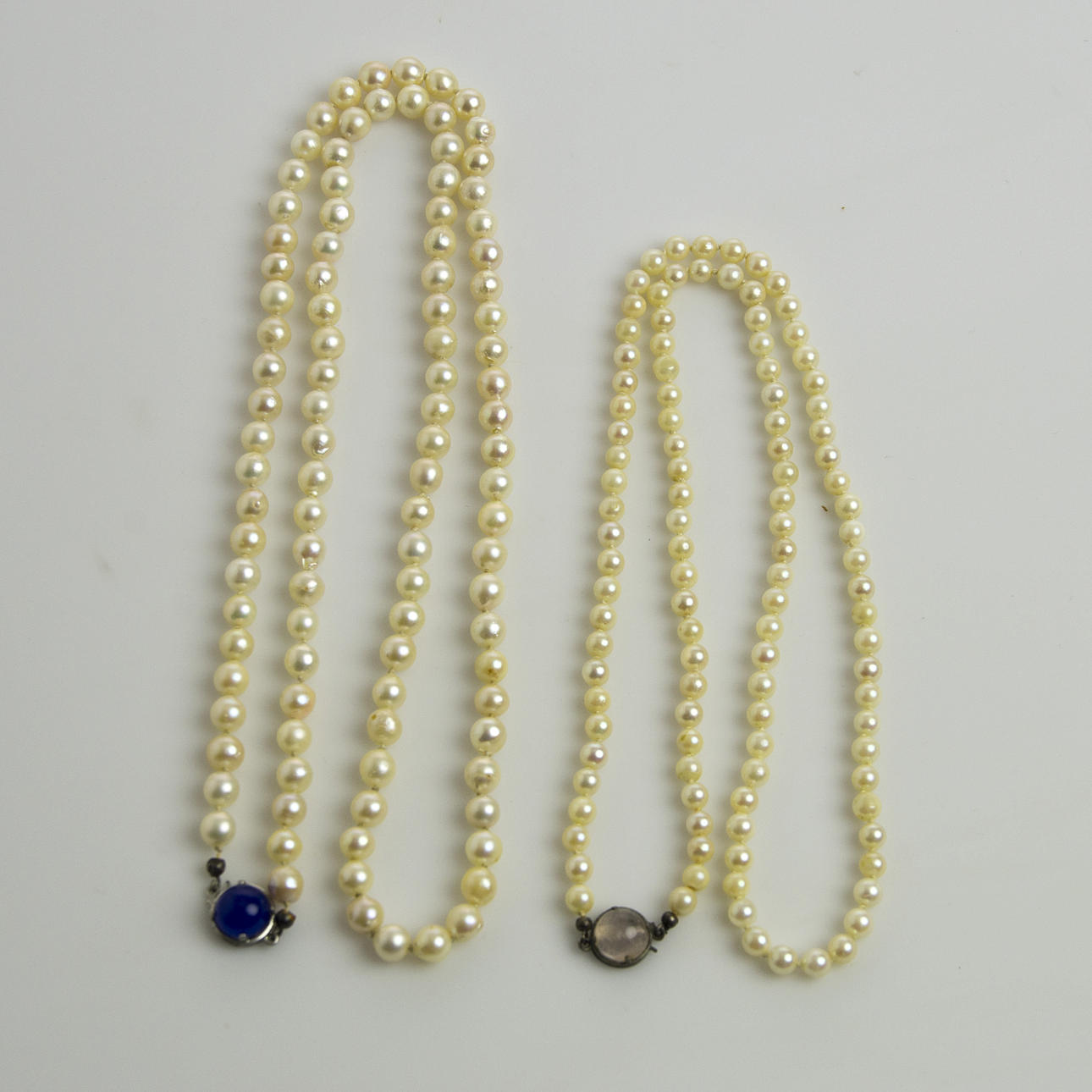 PÄRLHALSBAND, 2 stycken med silverlås och färgade stenar.