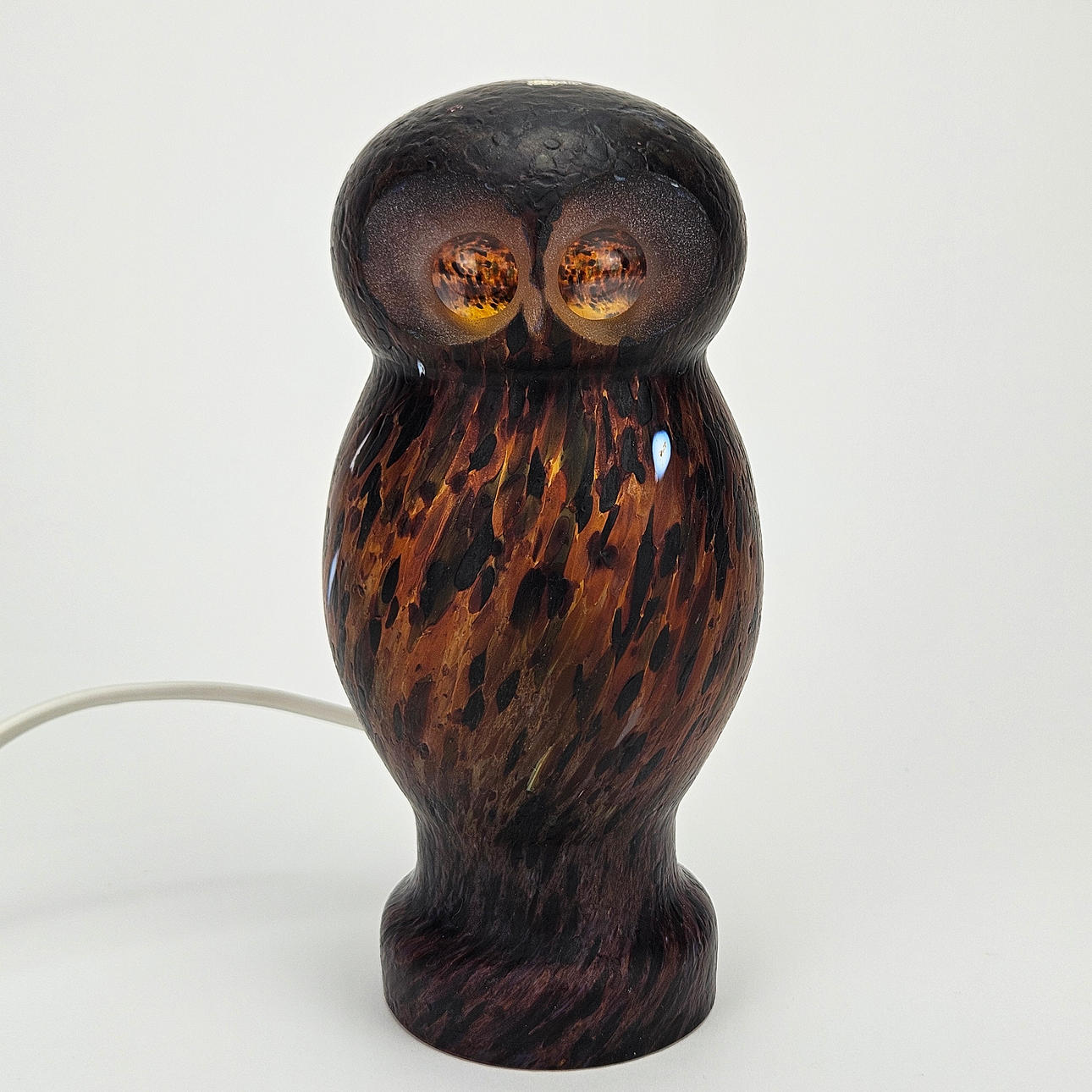 MONICA BACKSTRÖM. Bordslampa, glas, uggla.