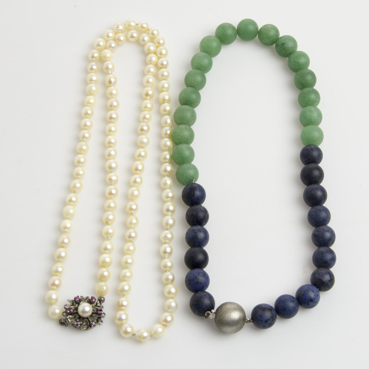 HALSBAND, 2 stycken, pärlor samt färgade stenar med silverlås.