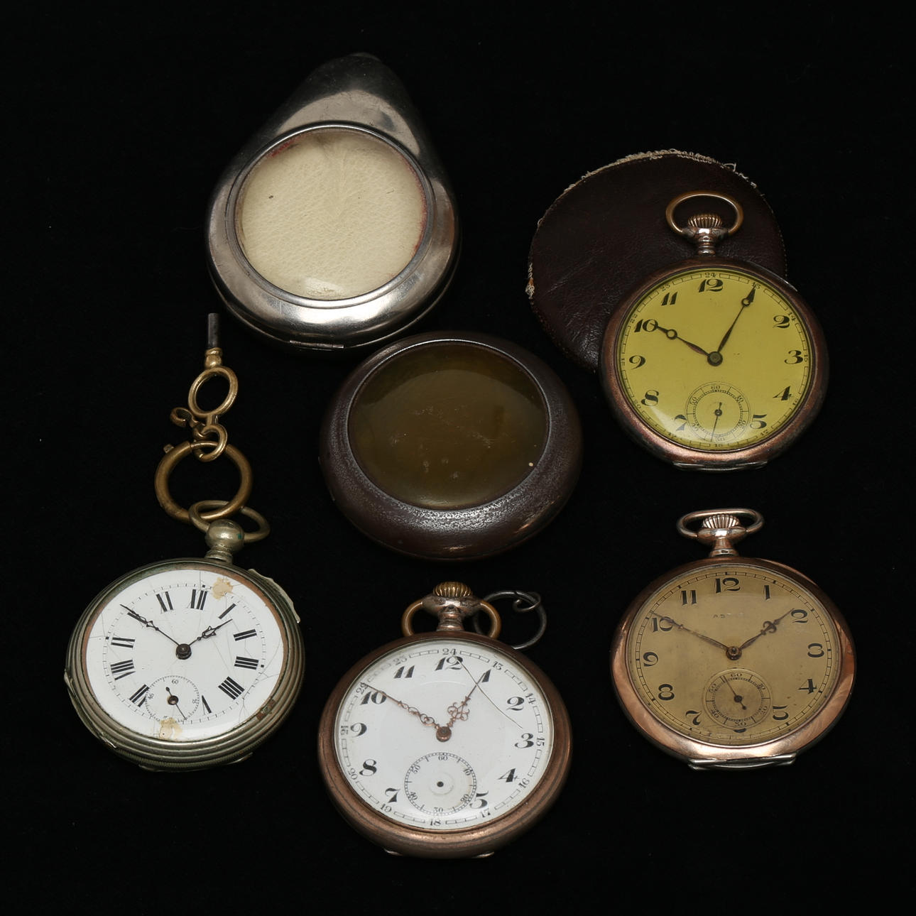 FICKUR, 4 st varav en nyckeldragare, delvis boetter av silver, 1800/1900-tal.