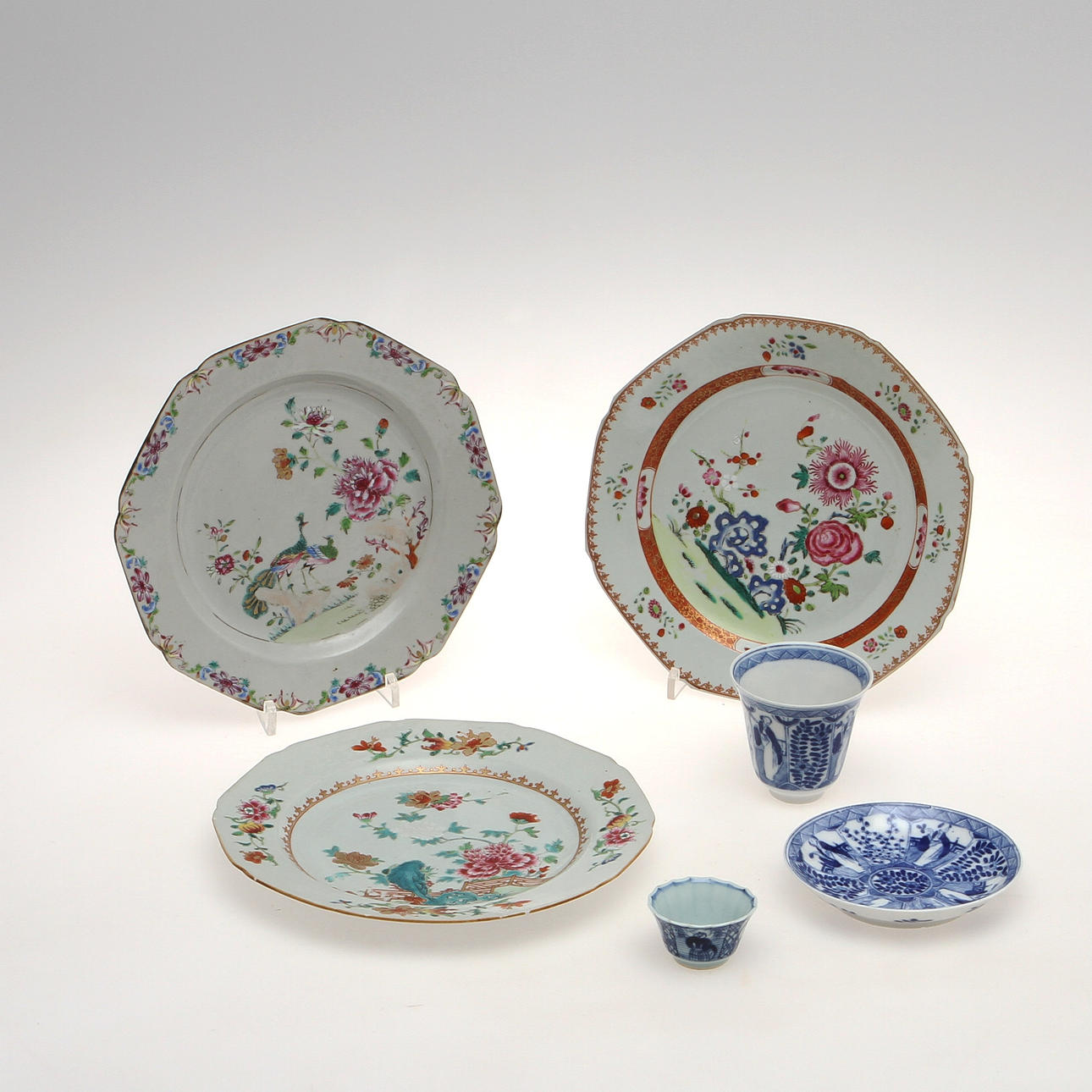 TALLRIKAR, 3 st, KOPPAR, 2 st samt FAT, porslin, Kina, 1700- samt 1800-tal.