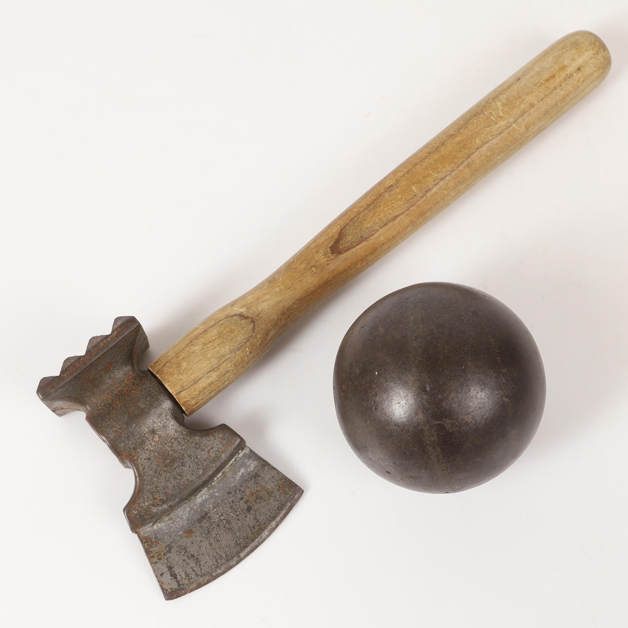 KÖTTKLUBBA SAMT SENAPSKULA, metall/trä, 1900-tal.