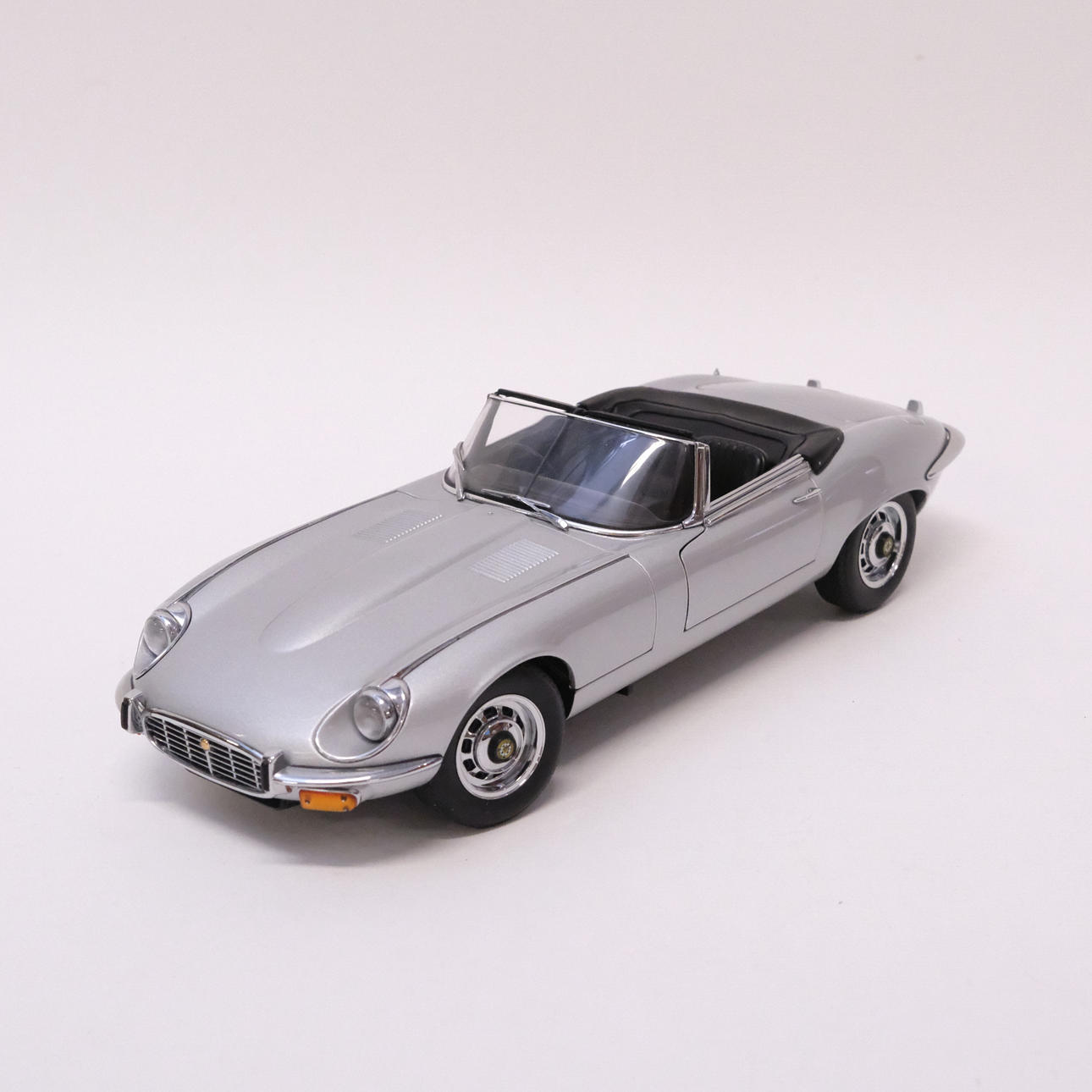 AUTOART. MODELLBIL, JAGUAR E-TYPE. SKALA 1:18.