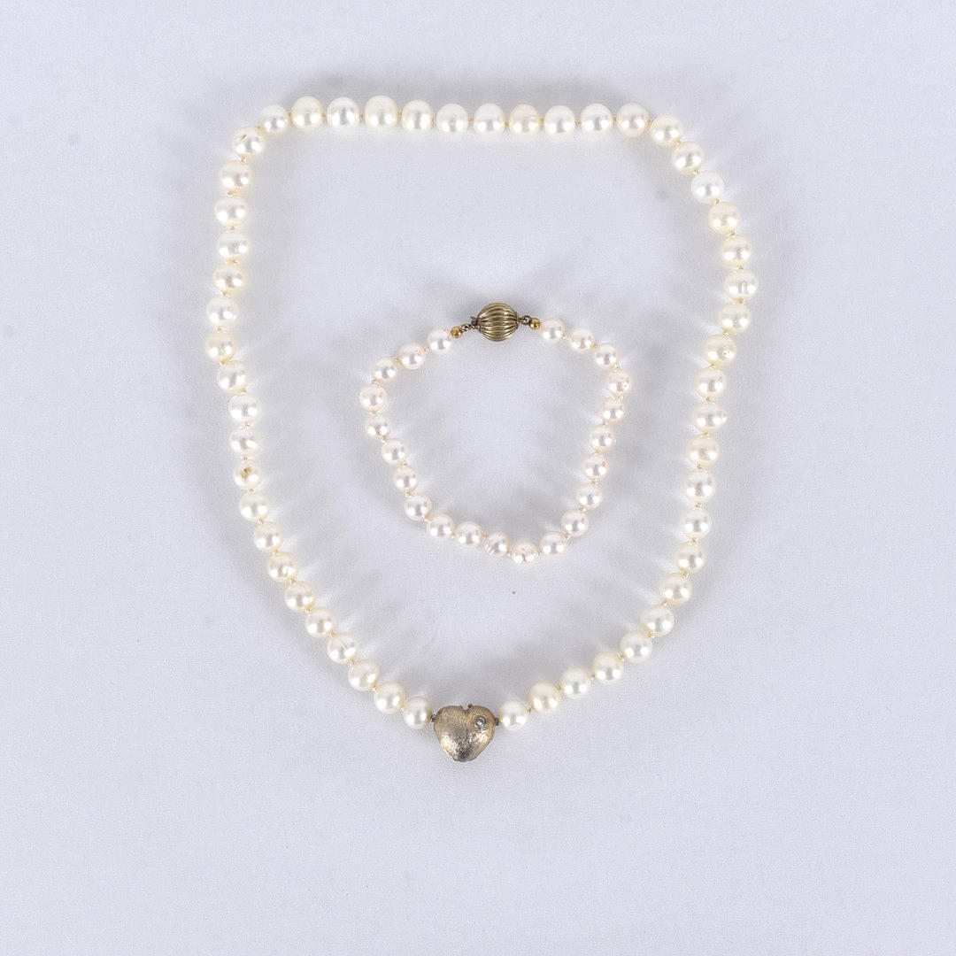 PÄRLCOLLIER SAMT ARMBAND, med silverspänne.