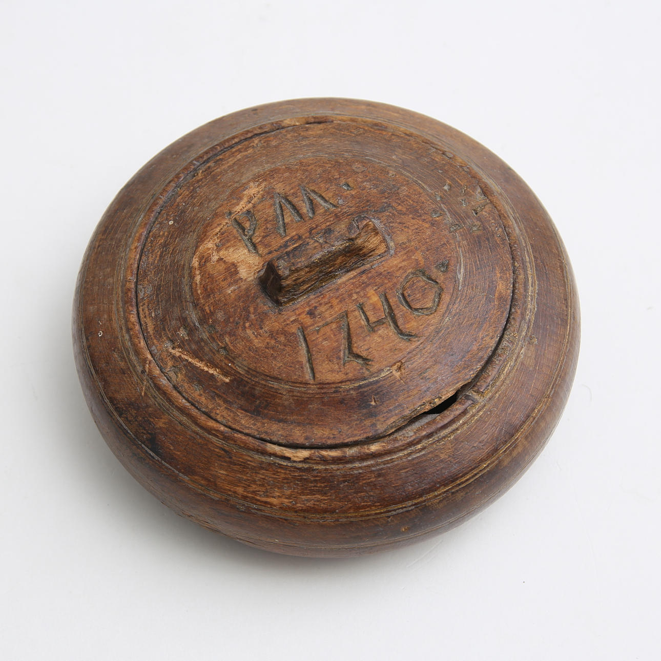 ASK med lock, trä, daterad 1740.