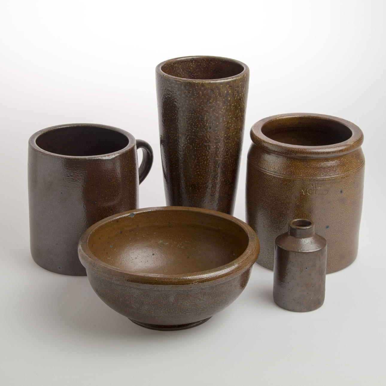 VASER SAMT KRUS, 5 delar, keramik, Raus samt Ystad.