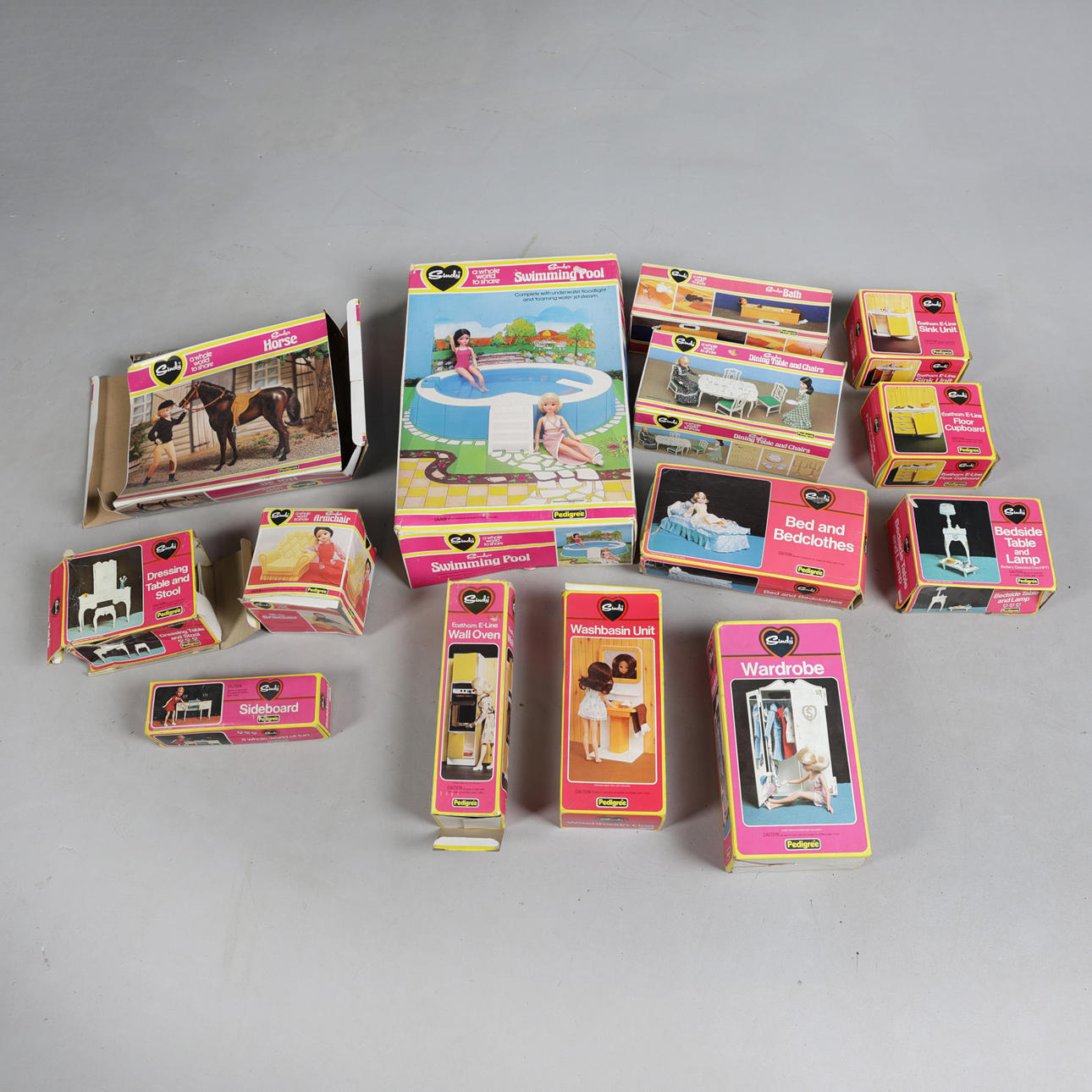 SINDY. EINE SAMMLUNG VON MÖBELN IN ORIGINALVERPACKUNG (MENGE).