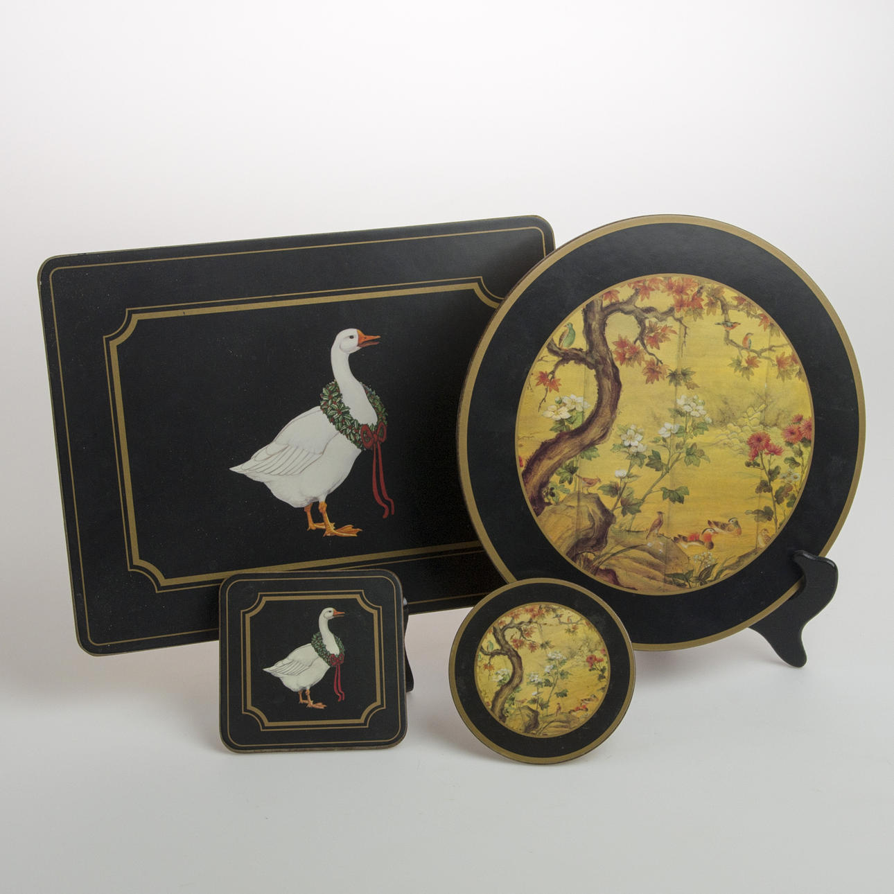 TABLETTER SAMT COSTERS, 24 delar, Pimpernel, England.