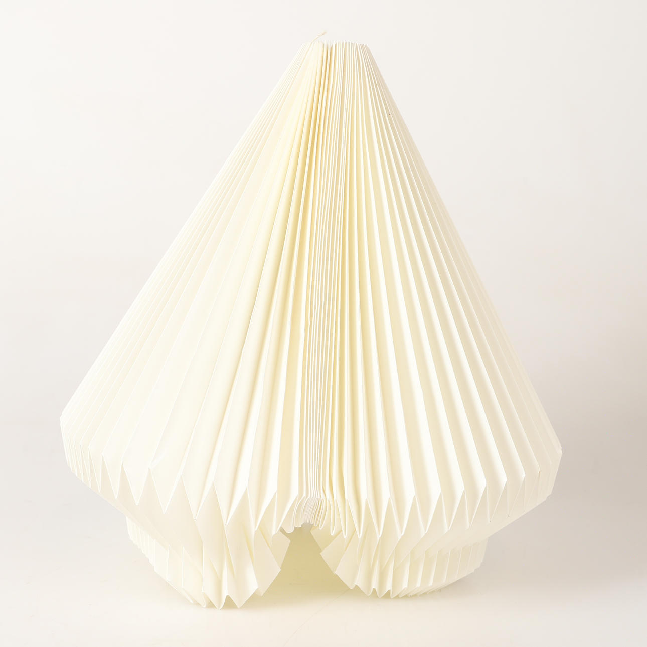 LOFTLAMPE, plisseret skærm, Le Klint, Danmark.