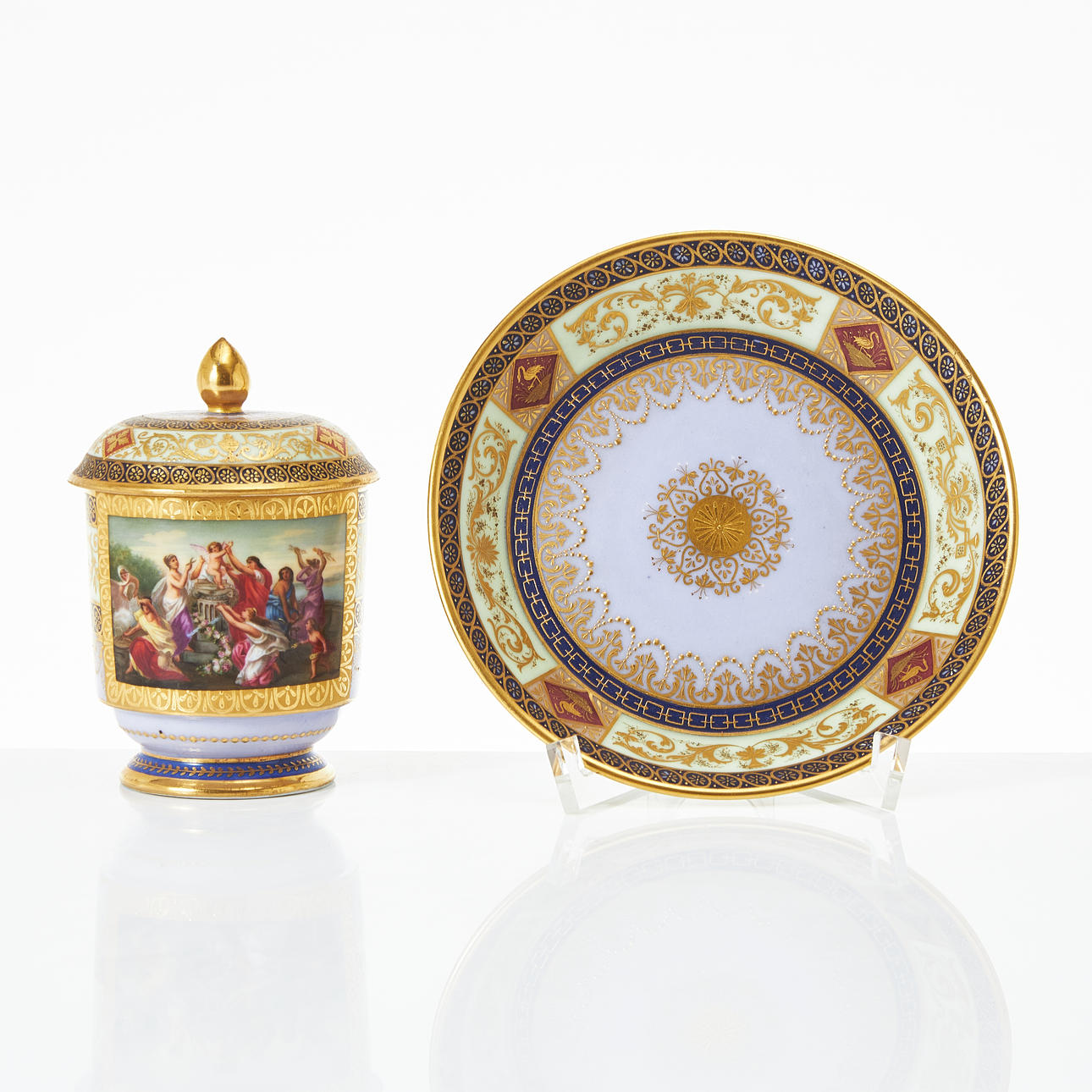 CRÈMEKOPP, med fat, porslin, 1900-talets början, dekor av figurscen ...
