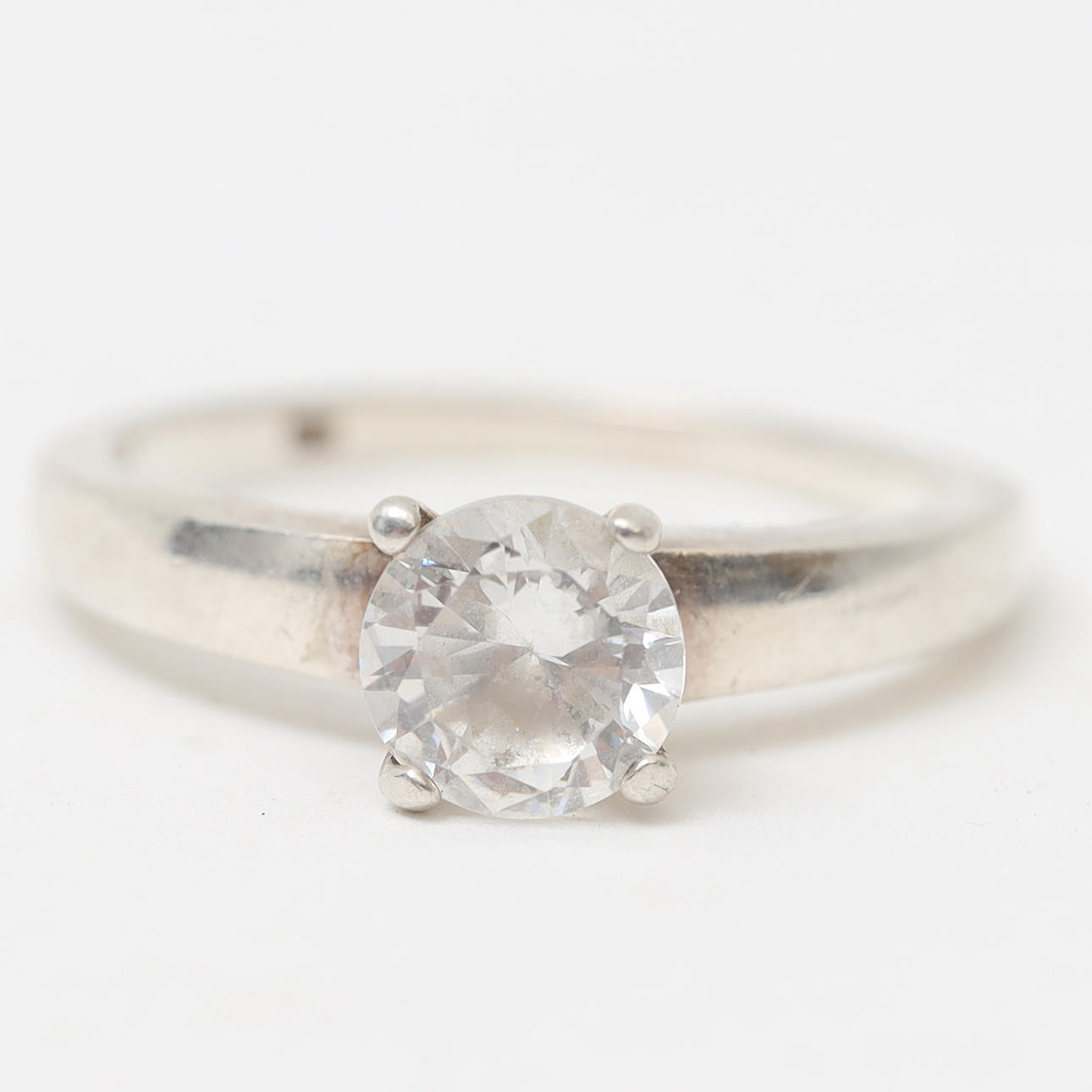 RING, sterlingsilver, med infattad slipad dekor.