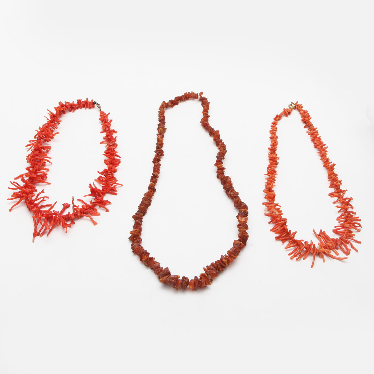 HALSBAND, 3 st, bärnsten och korall.