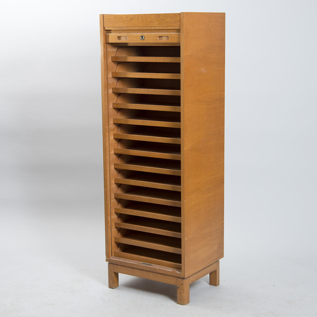 ARKIVSKÅP, ek, 1900-talets första hälft.