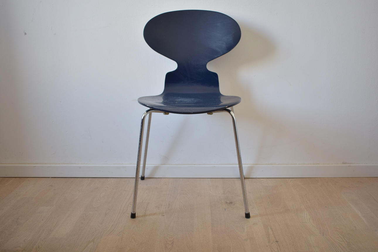 ARNE JACOBSEN. Blå myrstol, tillverkad av Fritz Hansen 1900-tal.