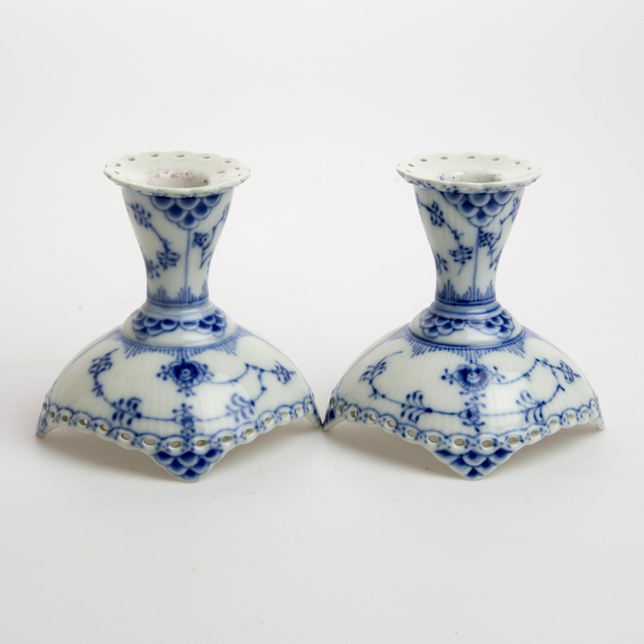 LJUSSTAKAR, 1 par, "Musselmalet", Royal Copenhagen.