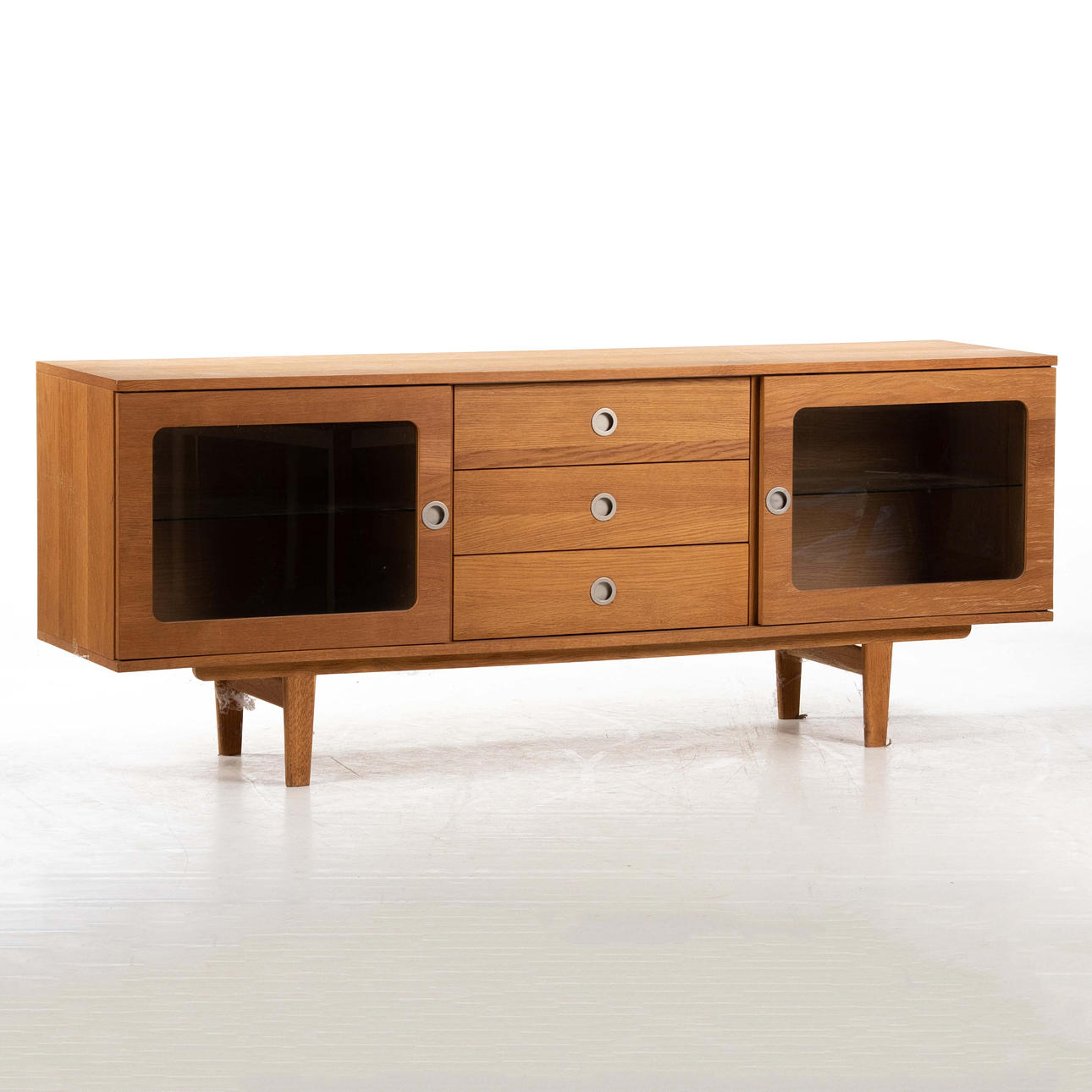 SIDEBOARD, med vitrindörrar.