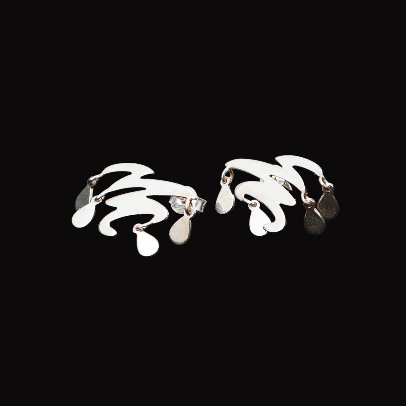 EFVA ATTLING. Örhängen, sterlingsilver, "Wave ear".