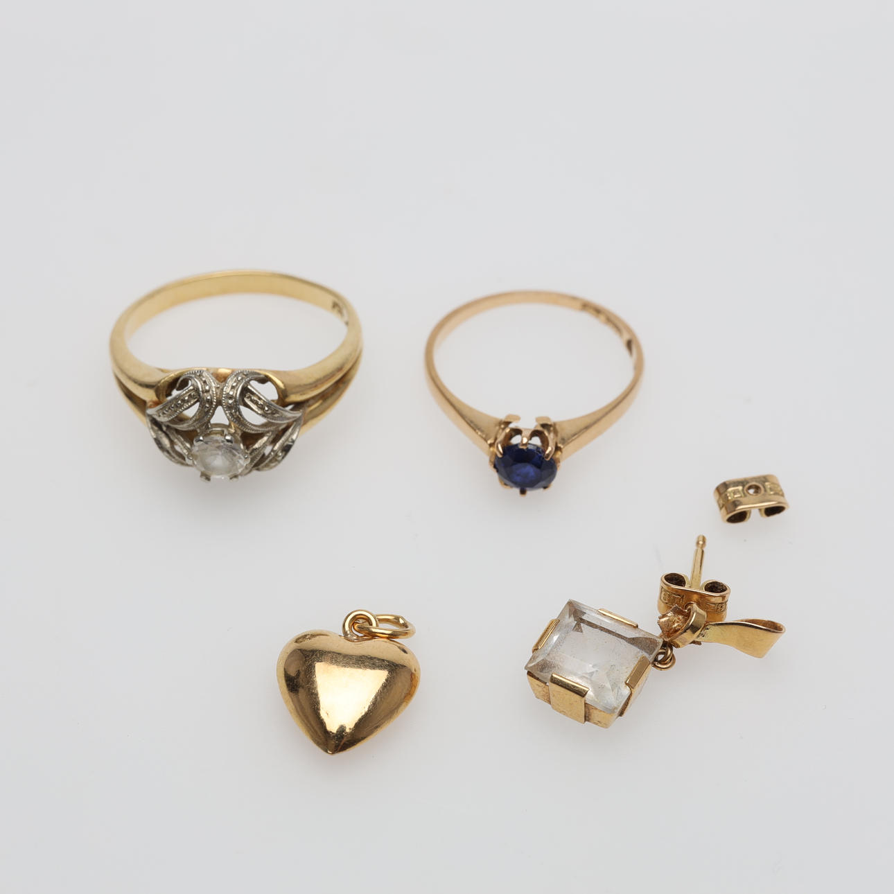 PARTI GULD 18K bruttovikt ca 8,7 gram.