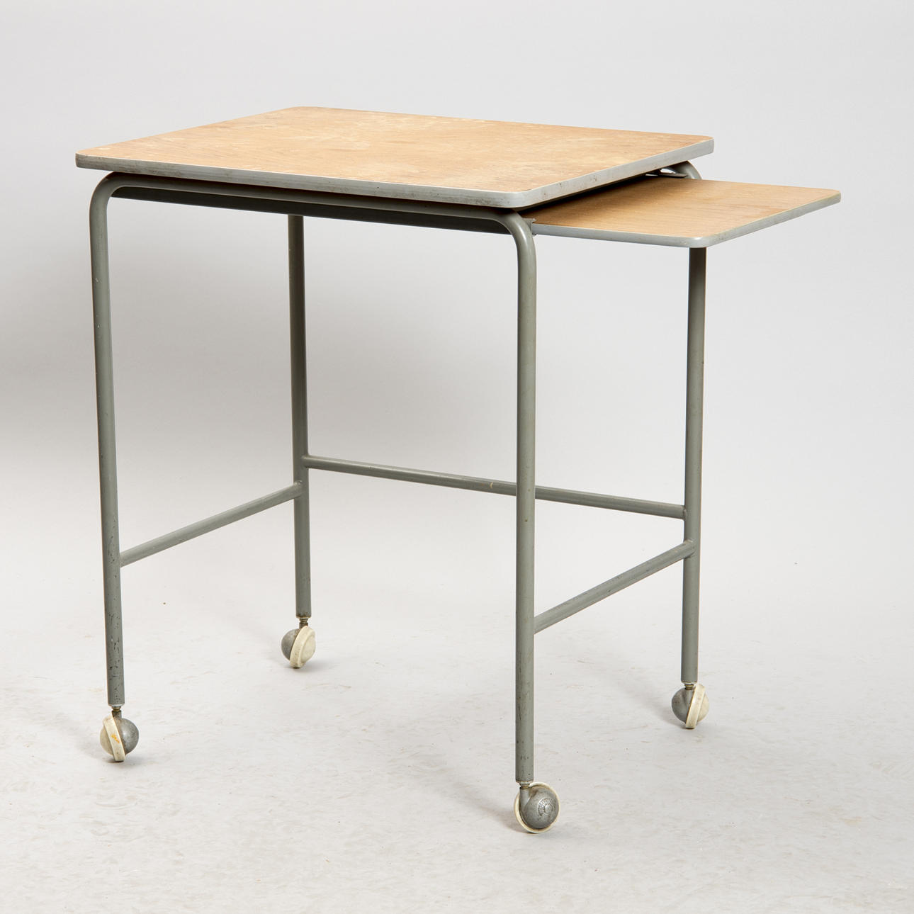 ARBETSBORD PÅ HJUL, trä/metall.