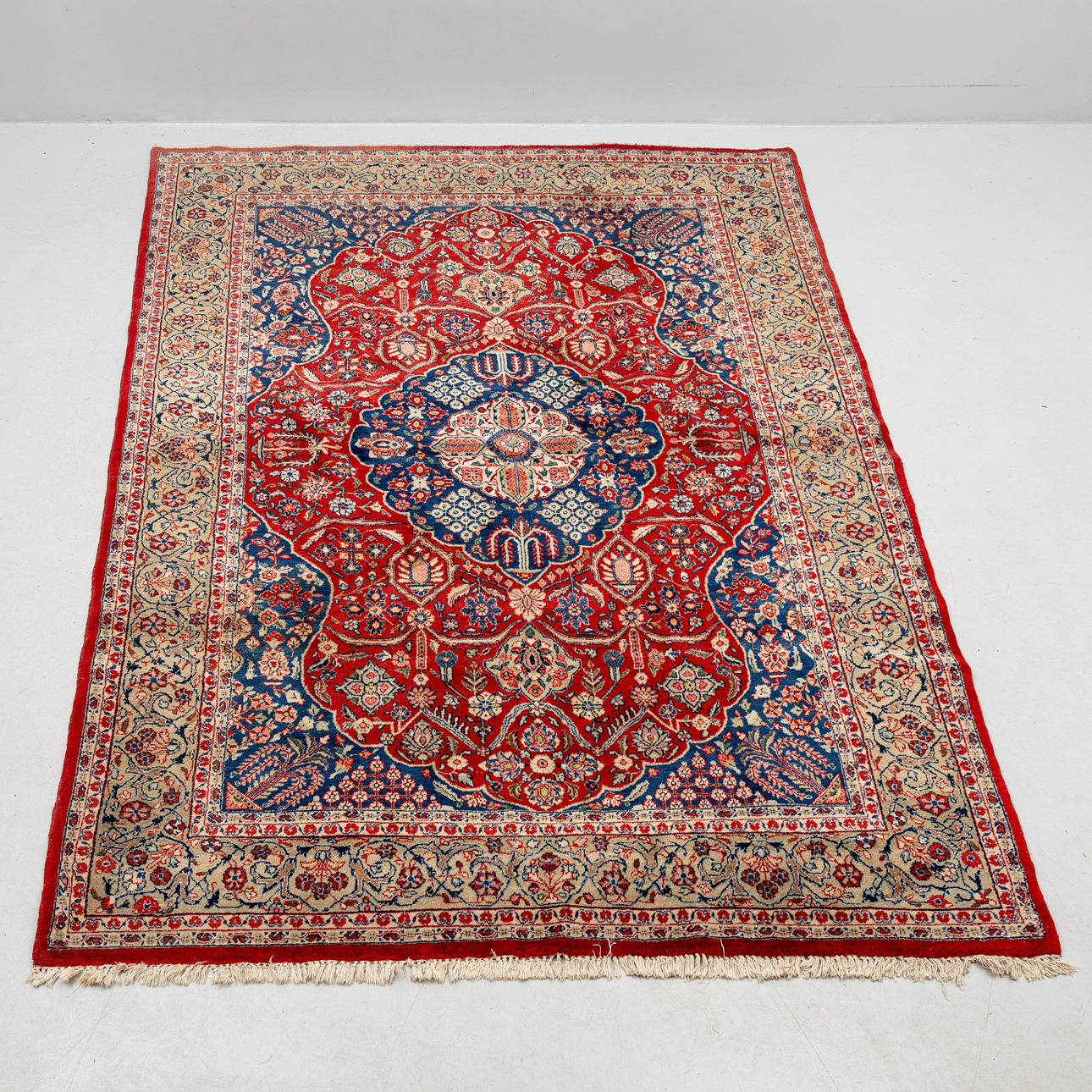 MATTA, Sarouk, ca 310x208 cm.